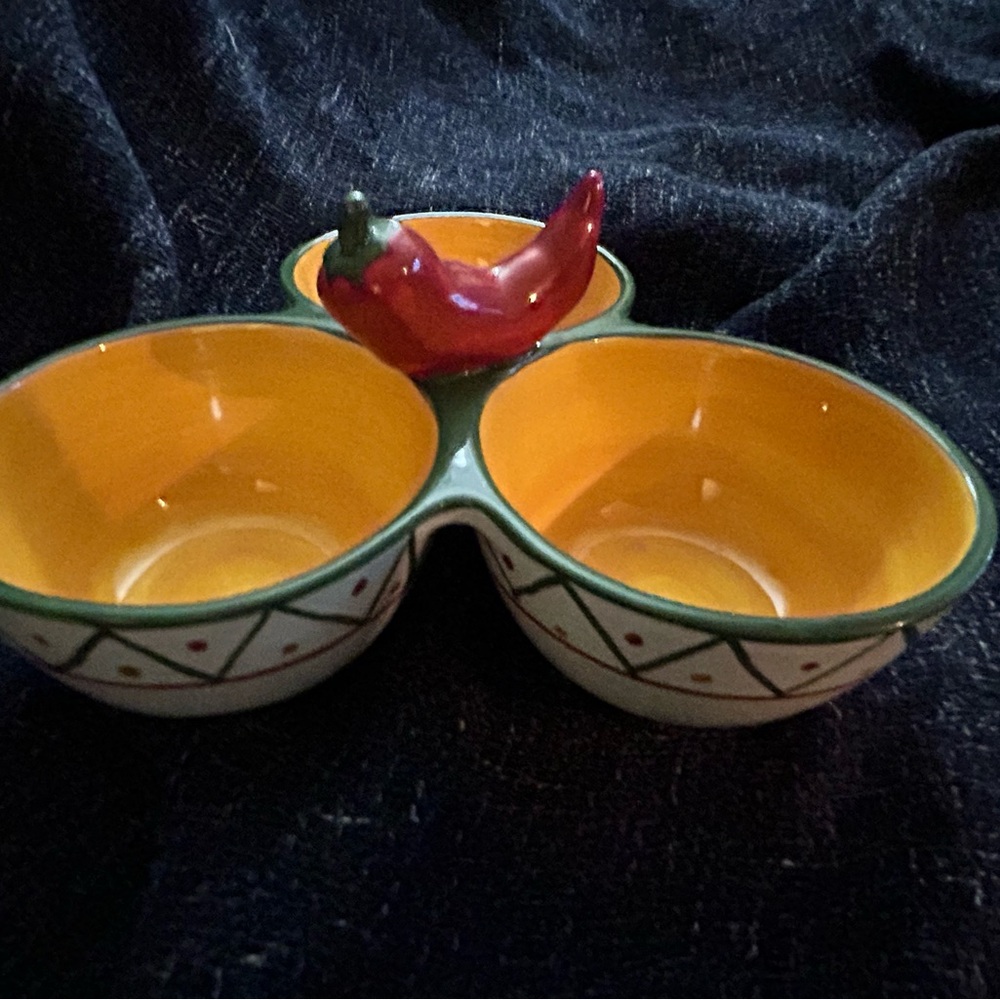Vibrant Triple Bowl Set with Chili Pepper Accent